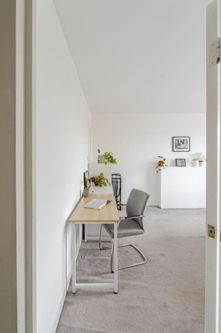 West Oasis - 6 Sleeps - Notting Hill *