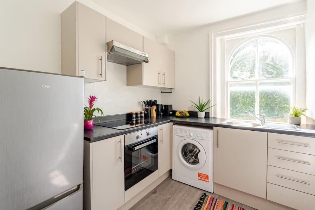 West Oasis - 6 Sleeps - Notting Hill * Londra