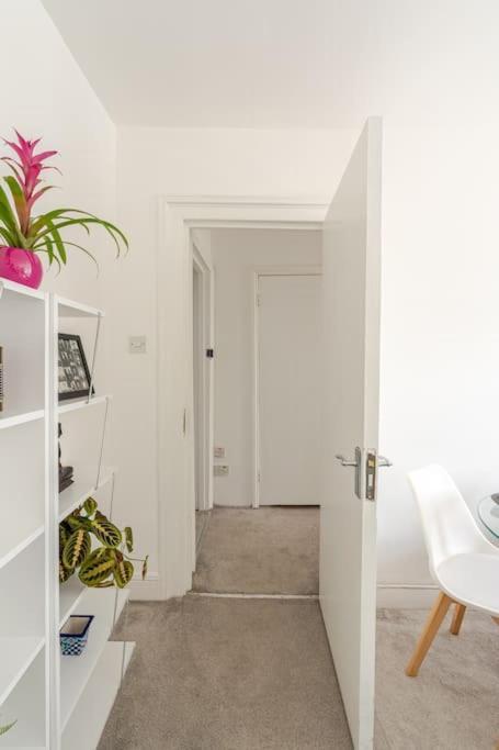 West Oasis - 6 Sleeps - Notting Hill Londra