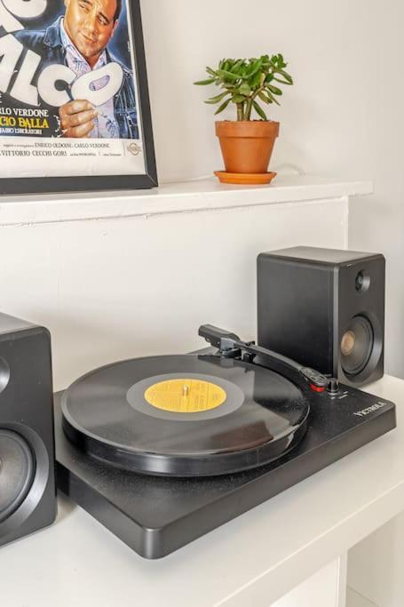 West Oasis - 6 Sleeps - Notting Hill