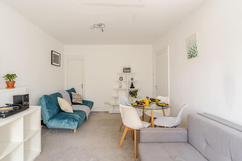 West Oasis - 6 Sleeps - Notting Hill Londra